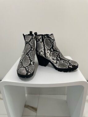 Snake-Print Chunky Heel Ankle Boots - Black & White